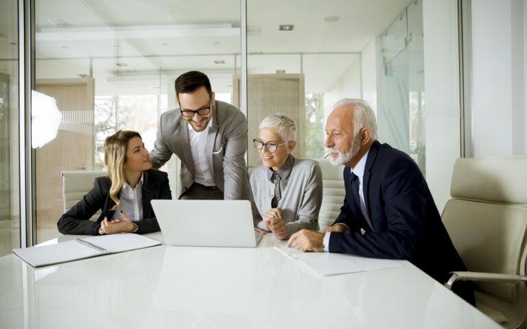 Meaningful Work und Longevity im Business, Bild: ChatGPT Meaningful Work: Silver Workforce für erfolgreiche Longevity im Business - Stresscoach Brigitte Zadrobilek informiert